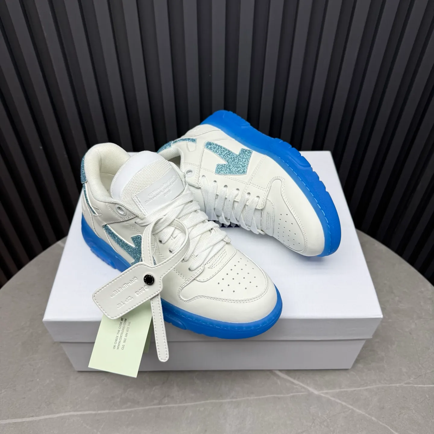 【off- white】P: 620💰Couple model👫, Size: 35-44 (Customized for men 38.45.46) High-quality version👊 "Out of office" series original molding, original lasting, production process 1:1 Original ➰OFF GRAY WHITE OW ➰ First-layer cowhide Imported skin-friendly and environmentally friendly polyester mesh Original molding high elastic and environmentally friendly molding pad Made with the original lasting process. The original molded rubber outsole (never yellows and deforms) has a super correct shape, bright color and strong three-dimensional effect👍. Packaging💯Full set of packaging synchronized with the official website (branded paper, certificate of quality, branded cloth bag)